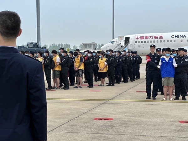 中國籍涉賭詐違法犯罪嫌疑人從柬埔寨被押解回國。人民網(wǎng)記者 郝萍攝