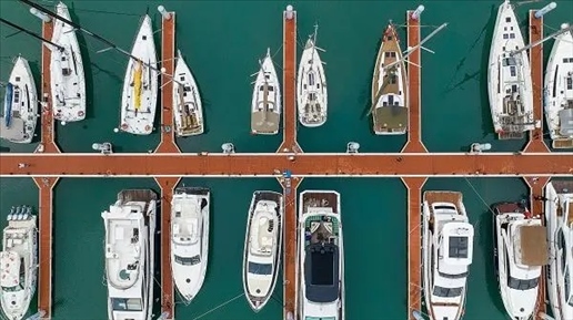 △超250艘船艇亮相第四屆消博會游艇展。