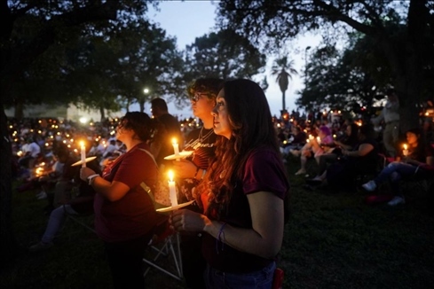 2023年5月24日，在美國(guó)得克薩斯州小城尤瓦爾迪，人們參加守夜儀式悼念校園槍擊遇害者。新華社記者吳曉凌攝