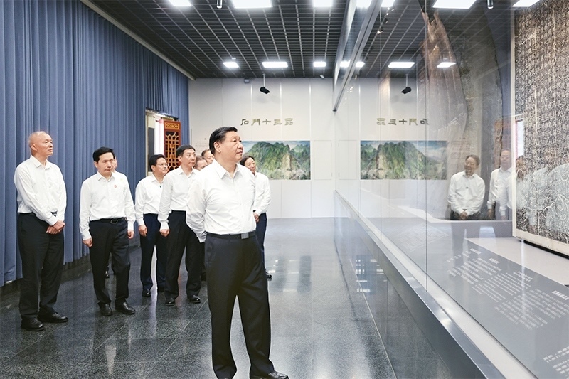 2023年7月29日，中共中央總書記、國家主席、中央軍委主席習近平在四川考察結束返京途中，來到陜西省漢中市考察。這是習近平參觀漢中市博物館有關歷史文物展陳。 新華社記者 鞠鵬/攝