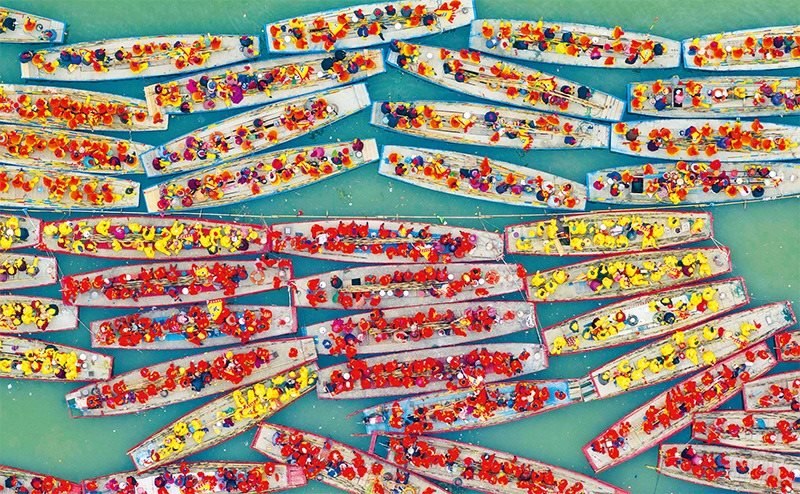 溱潼會船由南宋相沿至今，歷經(jīng)數(shù)百年傳承，被列入國家級非物質(zhì)文化遺產(chǎn)名錄。圖為2024年4月6日在江蘇省泰州市姜堰區(qū)溱湖國家濕地公園參加會船表演的船只。 新華社發(fā) 湯德宏/攝