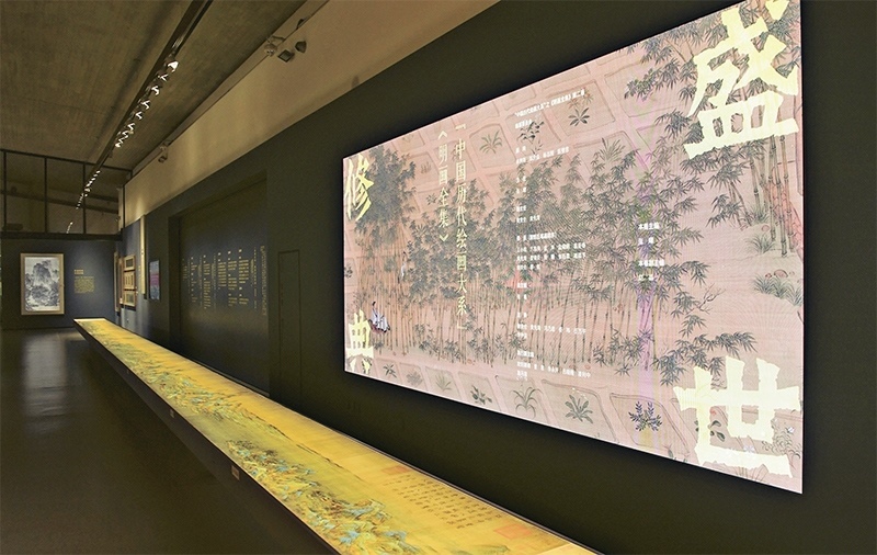 “中國歷代繪畫大系”，是習(xí)近平總書記親自批準(zhǔn)、高度重視的一項(xiàng)規(guī)模浩大、縱貫歷史、橫跨中外的國家級重大文化工程。圖為中國國家版本館杭州分館展示的“盛世修典——‘中國歷代繪畫大系’”收錄的數(shù)字化古畫（2023年5月31日攝）。 新華社記者 翁忻旸/攝