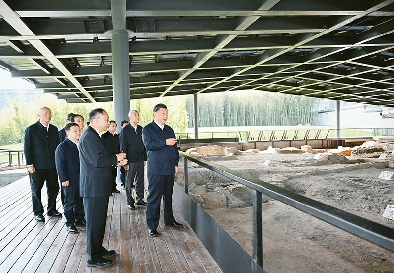 2023年10月10日至13日，中共中央總書記、國家主席、中央軍委主席習近平在江西考察。這是11日上午，習近平在景德鎮(zhèn)市陶陽里歷史文化街區(qū)南麓遺址考察。 新華社記者 謝環(huán)馳/攝