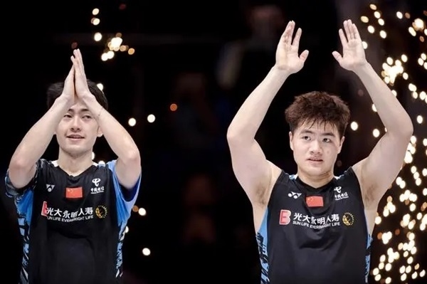 4月14日，梁偉鏗（右）/王昶在頒獎儀式上。 新華社記者 江漢攝