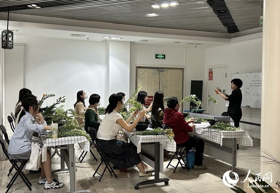 插花體驗(yàn)課。人民網(wǎng) 玄番登史江攝