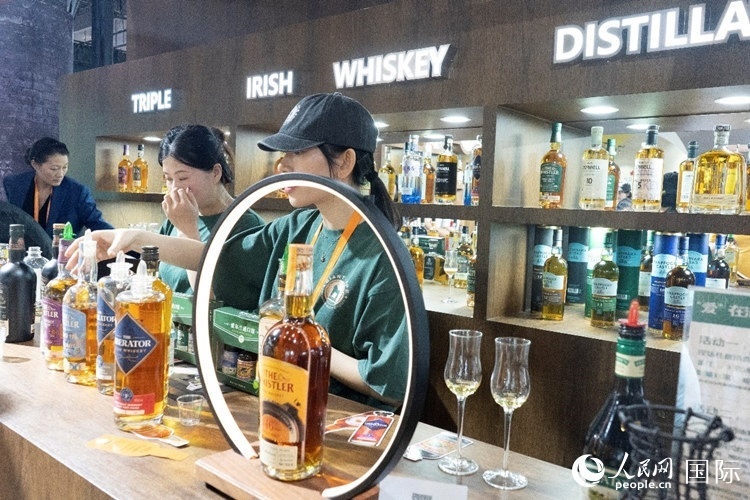 第四屆中國國際消費(fèi)品博覽會愛爾蘭國家館內(nèi)的參展商。人民網(wǎng) 常沙攝