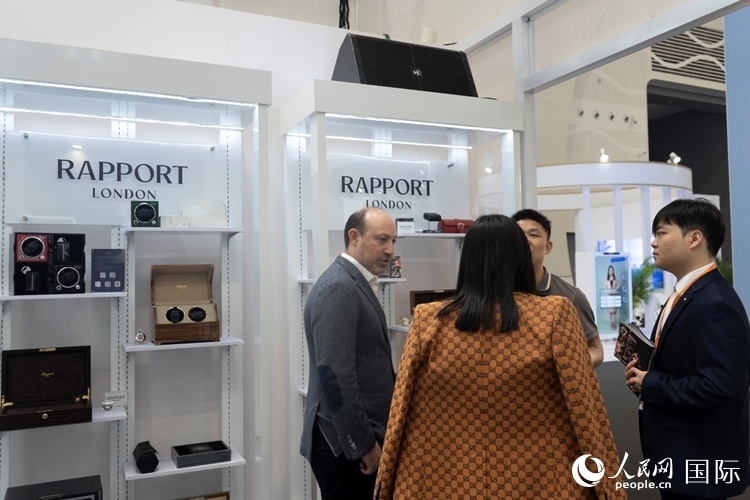 客商在第四屆中國國際消費(fèi)品博覽會英國國家館內(nèi)交談。人民網(wǎng) 常沙攝