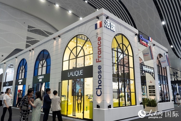 第四屆中國國際消費(fèi)品博覽會法國國家館。人民網(wǎng) 常沙攝