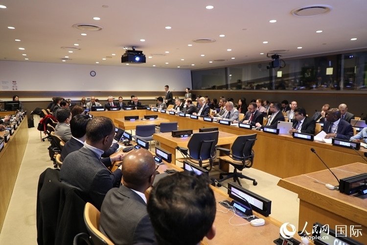 40多國常駐代表、副代表以及聯(lián)合國工發(fā)組織、糧農(nóng)組織、區(qū)域經(jīng)委會、南南合作辦公室等聯(lián)合國機構(gòu)官員等100多人參加全球發(fā)展倡議之友小組高級別會議。 人民網(wǎng)記者 李志偉攝