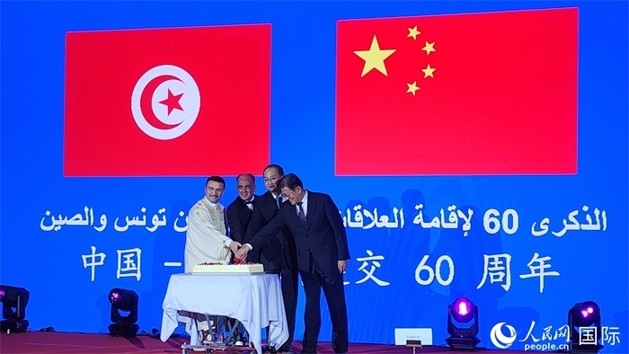 與會(huì)嘉賓共同切紀(jì)念蛋糕，從左至右分別為突尼斯國家旅游局局長侯賽因、突尼斯駐華大使阿迪勒·阿拉比、外交部副部長鄧勵(lì)、中國人民對(duì)外友好協(xié)會(huì)副會(huì)長李?？?。人民網(wǎng)記者 萬宇攝