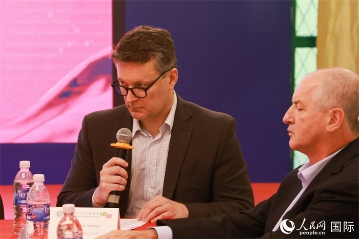 中巴友好協(xié)會(huì)主席恩里克·諾布雷加（左）在座談會(huì)上致辭。人民網(wǎng)記者 陳海琪攝