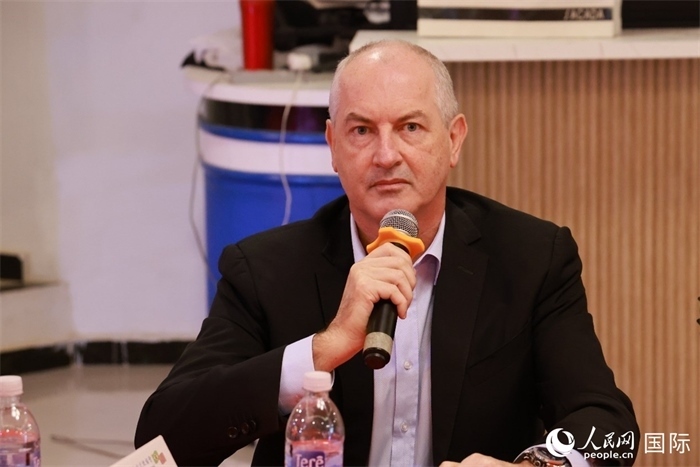巴西里約大都會(huì)研究所執(zhí)行官西奧·舒克在座談會(huì)上致辭。人民網(wǎng)記者 陳海琪攝