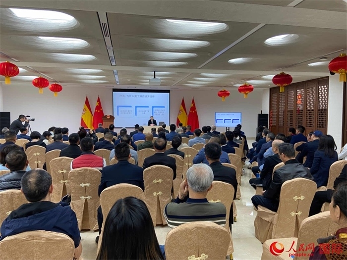 季奕鴻律師主講法律知識(shí)。人民網(wǎng)記者 范劍青攝