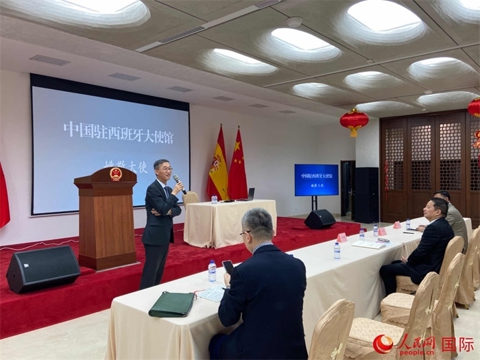 中國(guó)駐西班牙大使姚敬在僑界法治講座上致辭。人民網(wǎng)記者 范劍青攝