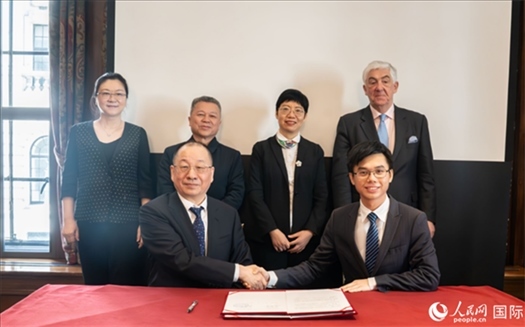 活動簽約現(xiàn)場。實習(xí)生 劉船攝