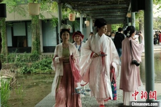年輕人盛裝過“漢服節(jié)”。毛瑜 攝