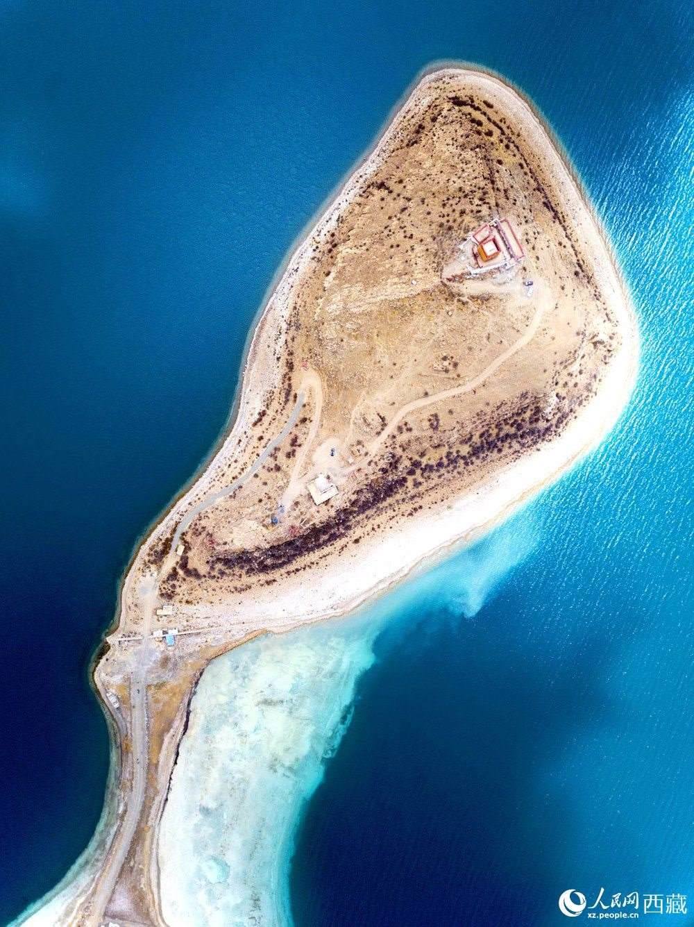 無(wú)人機(jī)視角下的西藏羊卓雍錯(cuò)日托寺風(fēng)光。人民網(wǎng)記者 次仁羅布攝