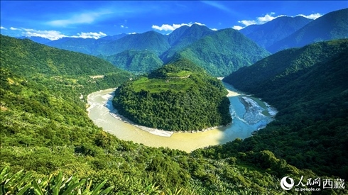 風(fēng)景秀麗、植被繁茂的西藏林芝市墨脫縣果果塘大拐彎。人民網(wǎng)記者 次仁羅布攝