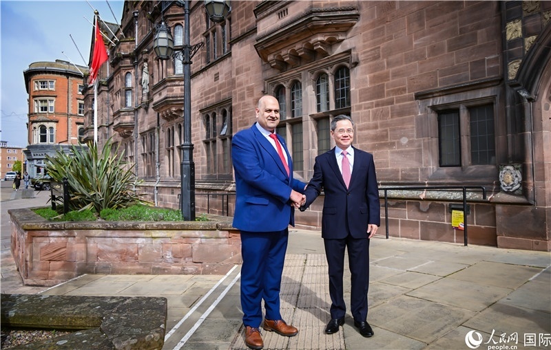 圖為中國(guó)駐英國(guó)大使鄭澤光在考文垂市政廳會(huì)見現(xiàn)場(chǎng)。人民網(wǎng) 郭錦標(biāo)攝