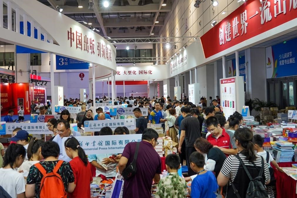 2023年7月31日，在第31屆全國圖書交易博覽會上，讀者在閱覽選購新書。新華社記者 朱崢 攝