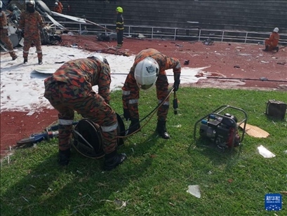 4月23日，救援人員在馬來西亞霹靂州的直升機墜毀現(xiàn)場救援。新華社發(fā)（馬來西亞消防拯救局供圖）