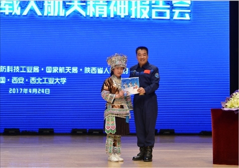 韋知月（化名）在西北工業(yè)大學(xué)與英雄航天員張曉光合影。受訪者供圖