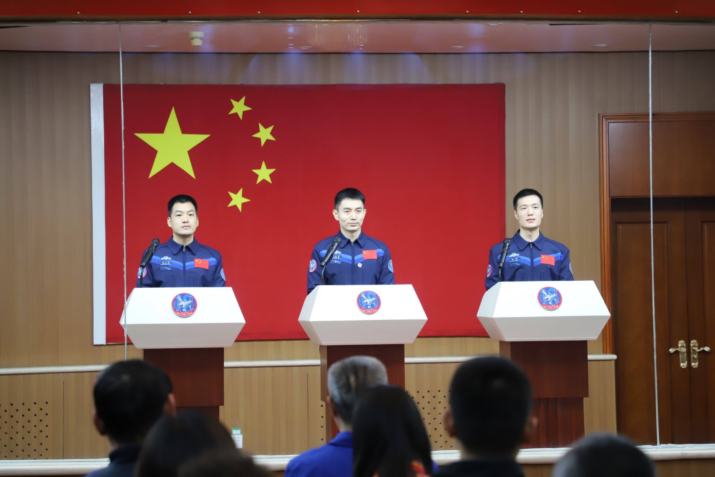 神舟十八號(hào)航天員與中外媒體記者集體見面。人民網(wǎng)記者 黃帆攝