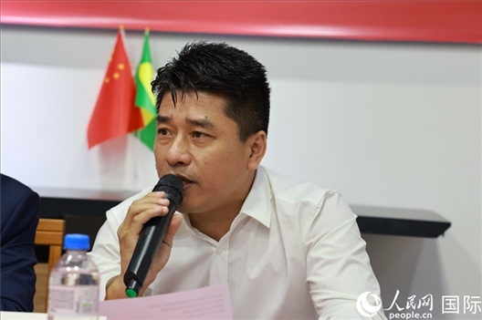 巴西中國浙江商會會長鄭俠茂在座談會上致辭。人民網(wǎng)記者 陳海琪攝