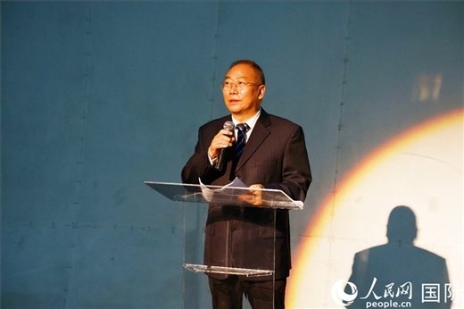 四川省文化和旅游廳副廳長王成平在活動現(xiàn)場進(jìn)行旅游推介。人民網(wǎng)記者 陳海琪攝