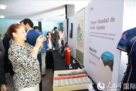 巴西民眾在活動現(xiàn)場在四川非遺前駐足觀看。人民網(wǎng)記者 陳海琪攝