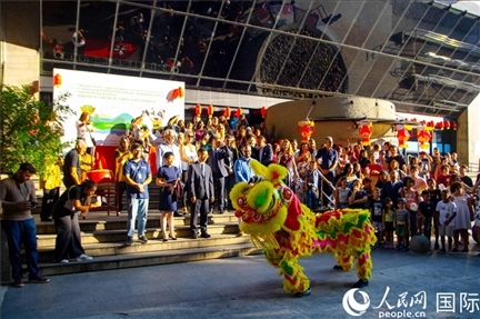 巴西民眾在里約天文館前觀看舞獅表演。四川省文化和旅游廳供圖。