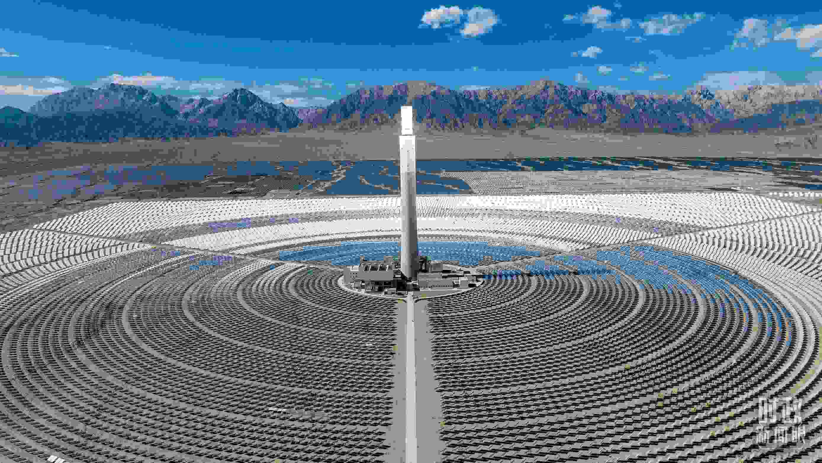 △青海海西德令哈塔式熔鹽儲能光熱發(fā)電廠。（圖/視覺中國）