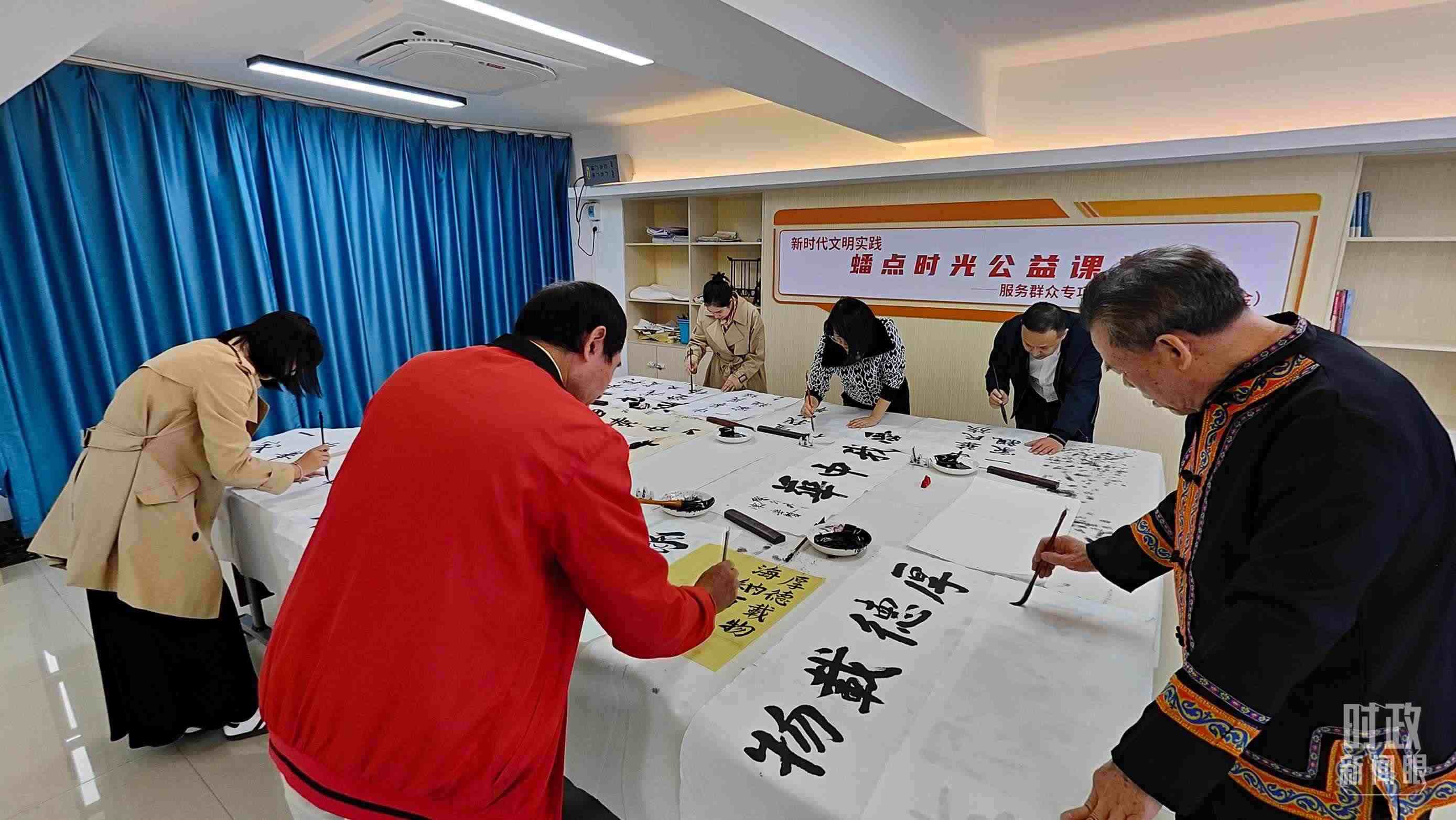 △廣西南寧市多民族社區(qū)——盤龍社區(qū)居民練習(xí)書法。（總臺央視記者楊立峰拍攝）