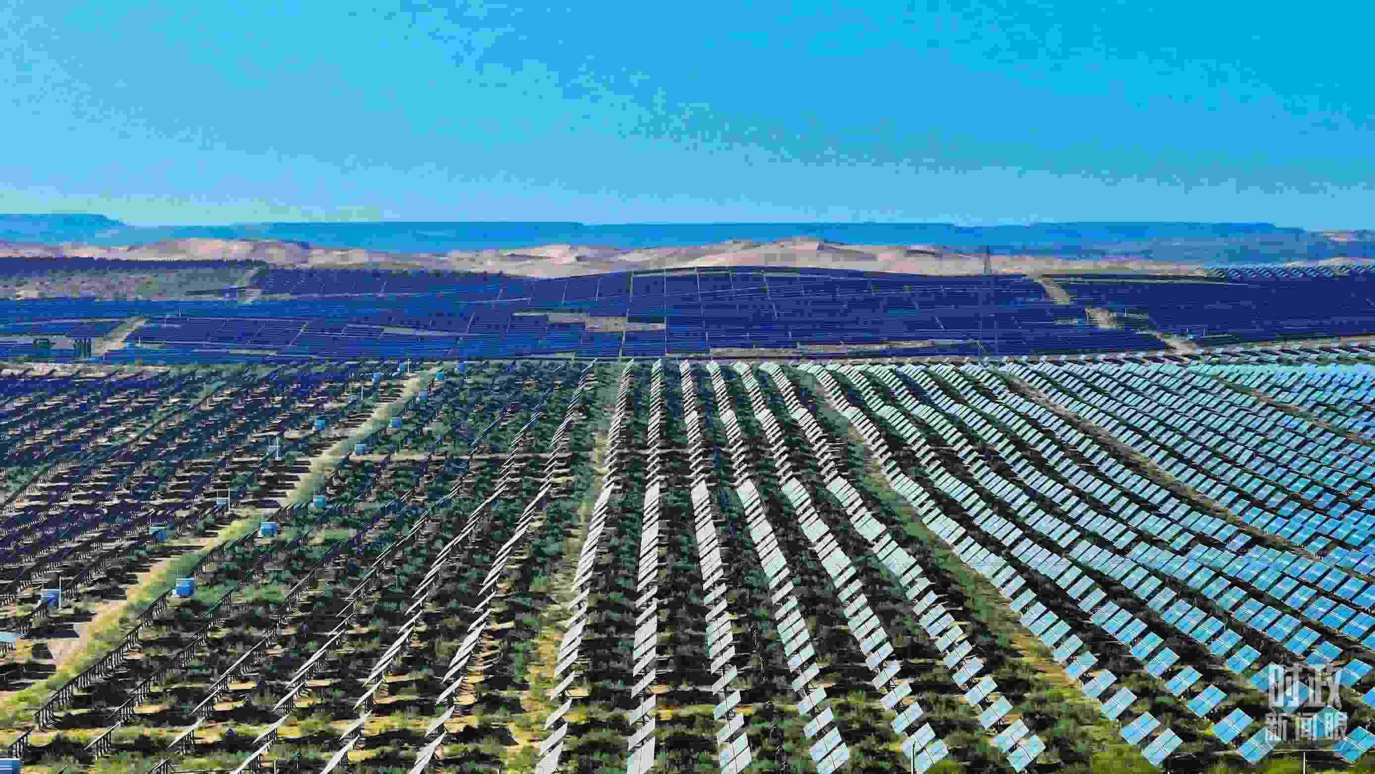 △內(nèi)蒙古鄂爾多斯，庫布其沙漠新能源基地。（圖/視覺中國）