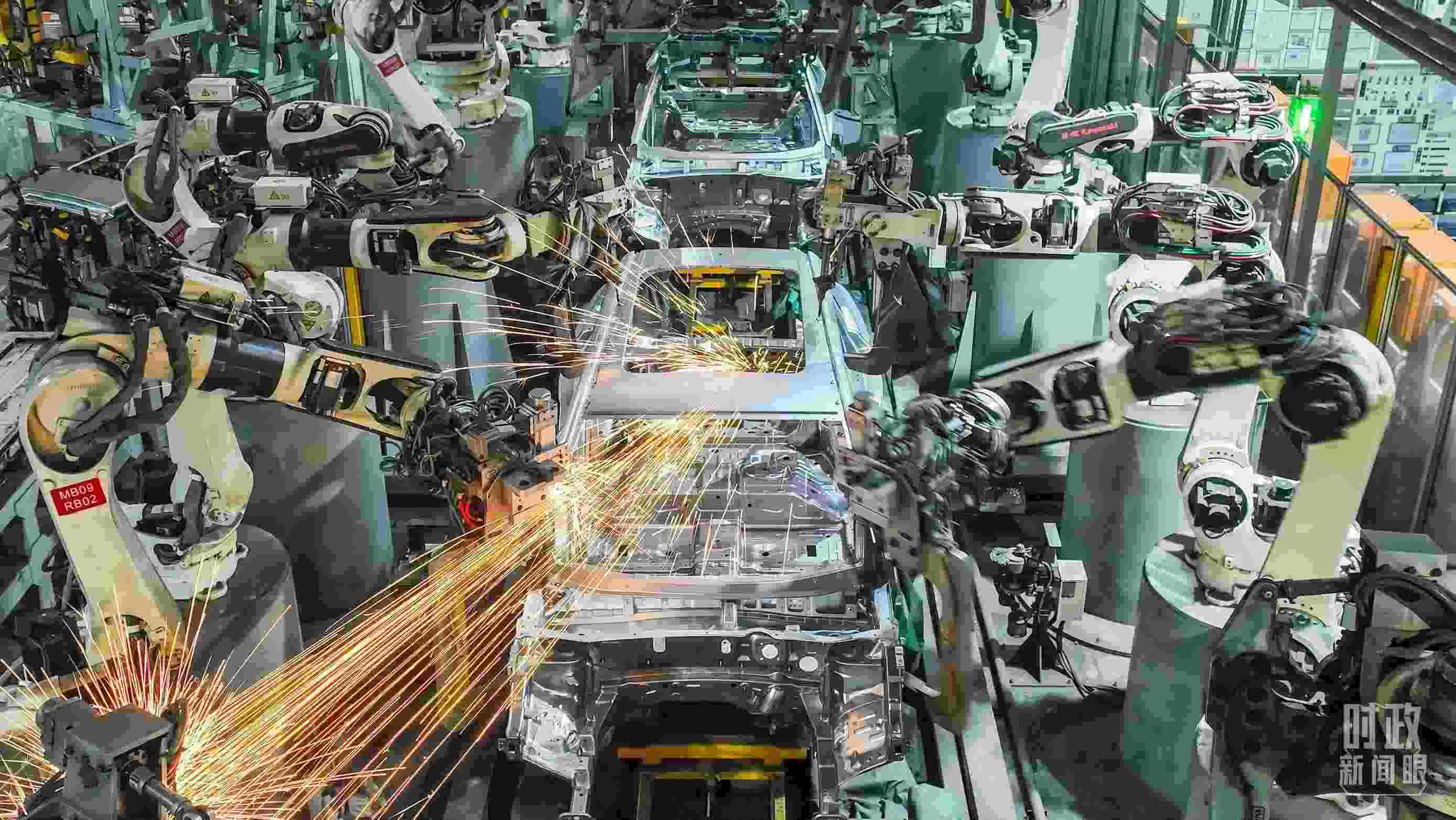  △2024年4月，重慶兩江新區(qū)的一家汽車制造企業(yè)，生產(chǎn)一派繁忙。（圖/視覺中國）