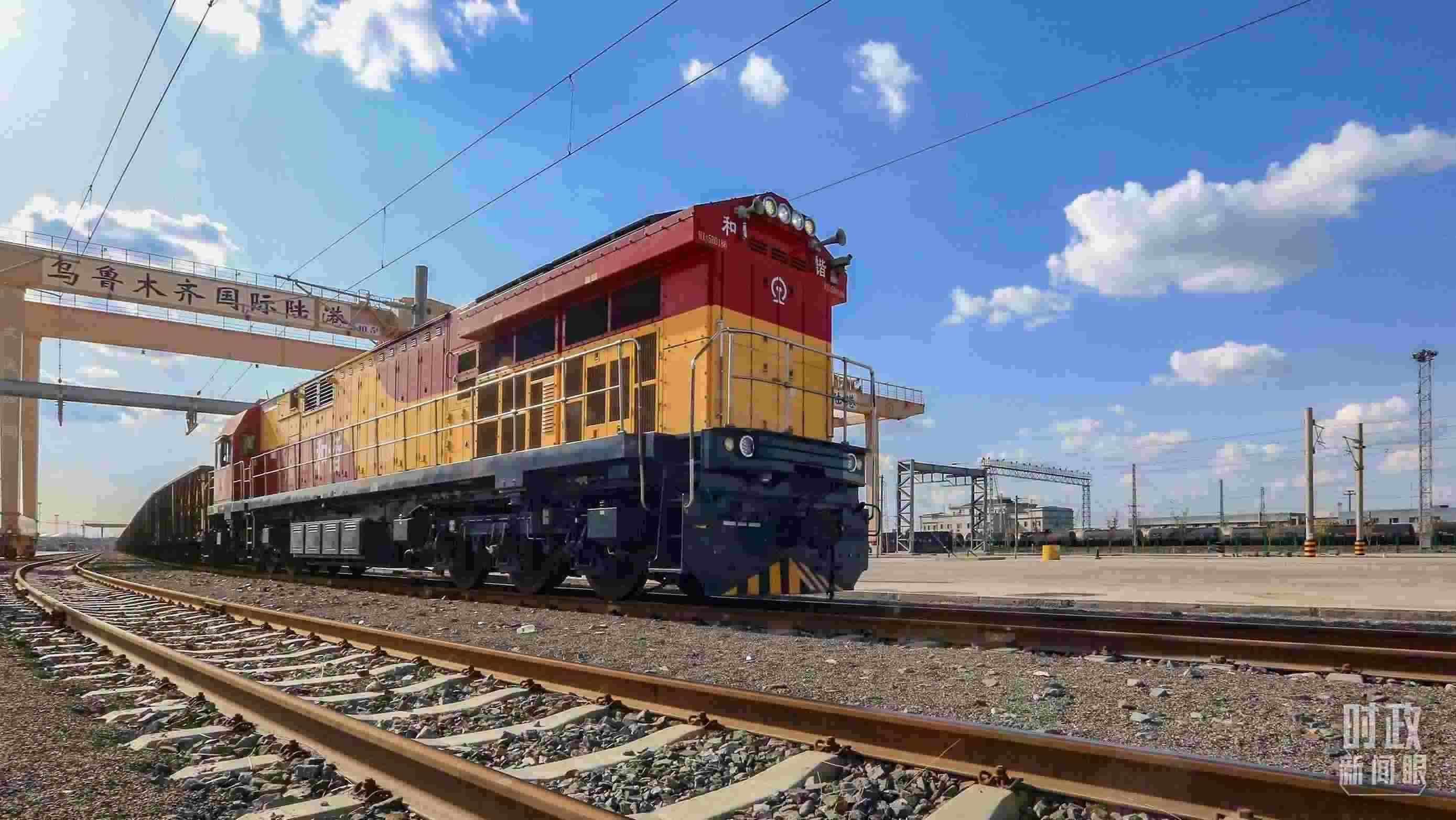 △2024年4月，烏魯木齊國際陸港區(qū)中歐班列“天山號”暢行絲路。（圖/視覺中國）