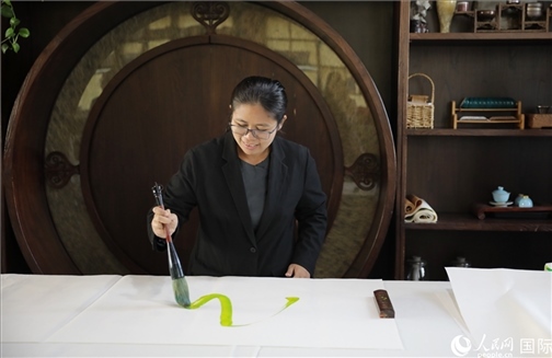 緬甸駐華大使館副館長、公使銜參贊杜欣瑪泰參加《五百筆·瀾湄合作》集體藝術創(chuàng)作。人民網(wǎng)王婧攝