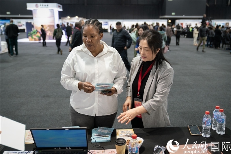 中企工作人員和當?shù)厍舐氄呓徽?。希拉茲攝