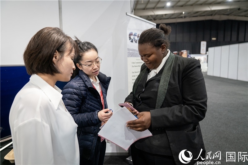 中企工作人員和當?shù)厍舐氄呓徽?。希拉茲攝