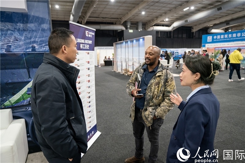 中企工作人員和當?shù)厍舐氄呓徽?。希拉茲攝