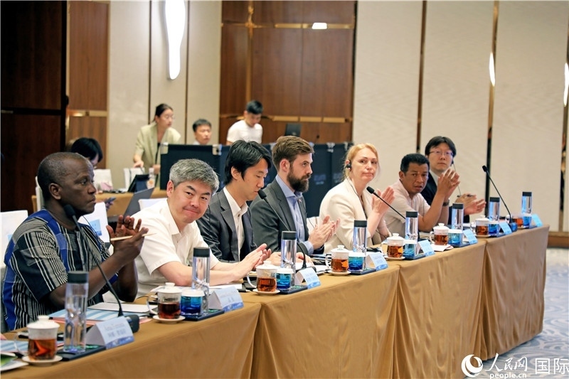 參加產(chǎn)業(yè)對接會的各國駐華使節(jié)。人民網(wǎng)記者趙益普攝