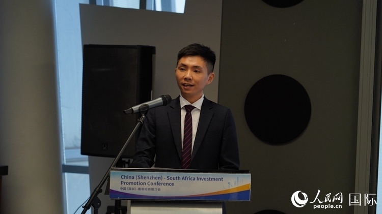 深圳市黃金珠寶首飾行業(yè)協(xié)會副會長李澤鋒介紹深圳市黃金珠寶產(chǎn)業(yè)發(fā)展情況。人民網(wǎng) 劉暢攝