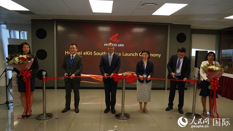 嘉賓出席華為分銷子品牌坤靈出海南非剪彩儀式。 人民網(wǎng) 劉暢攝