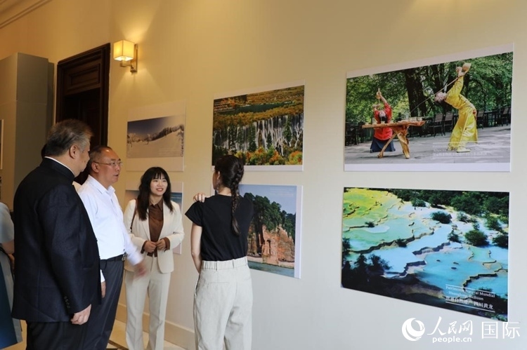 四川省文化和旅游廳副廳長王成平、墨西哥松林文化中心展覽部主任盧西亞·恩里克斯·岡薩雷斯·薩拉維亞、墨西哥中國文化中心主任石岳文參觀圖片展。拍攝者為墨西哥分社外籍雇員埃內(nèi)斯托·多明戈斯