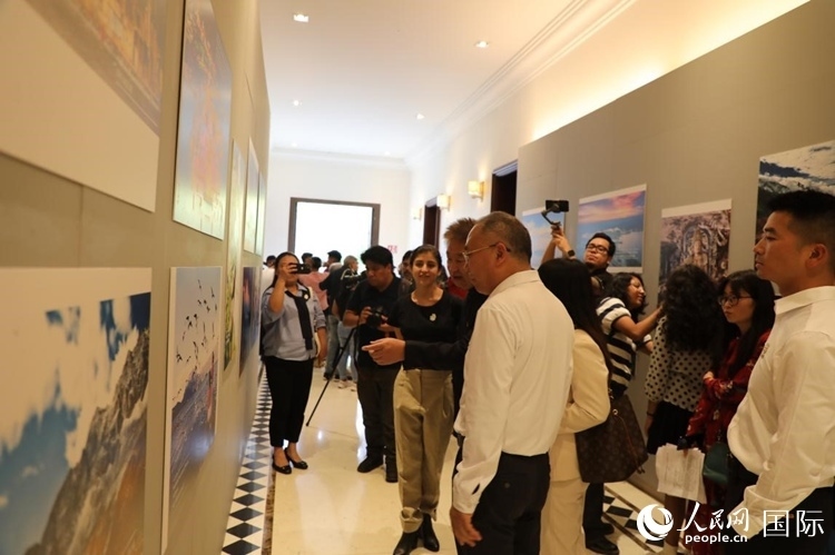 參觀者在圖片展活動現(xiàn)場。拍攝者為墨西哥分社外籍雇員埃內(nèi)斯托·多明戈斯