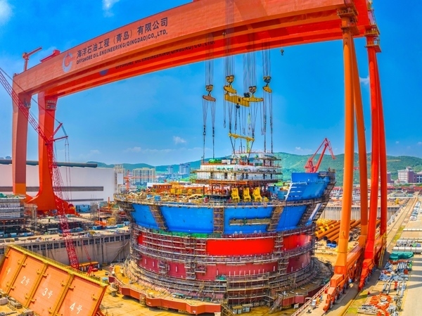 “?？惶?hào)”通過(guò)雙龍門(mén)吊進(jìn)行總裝。侯憲鵬攝