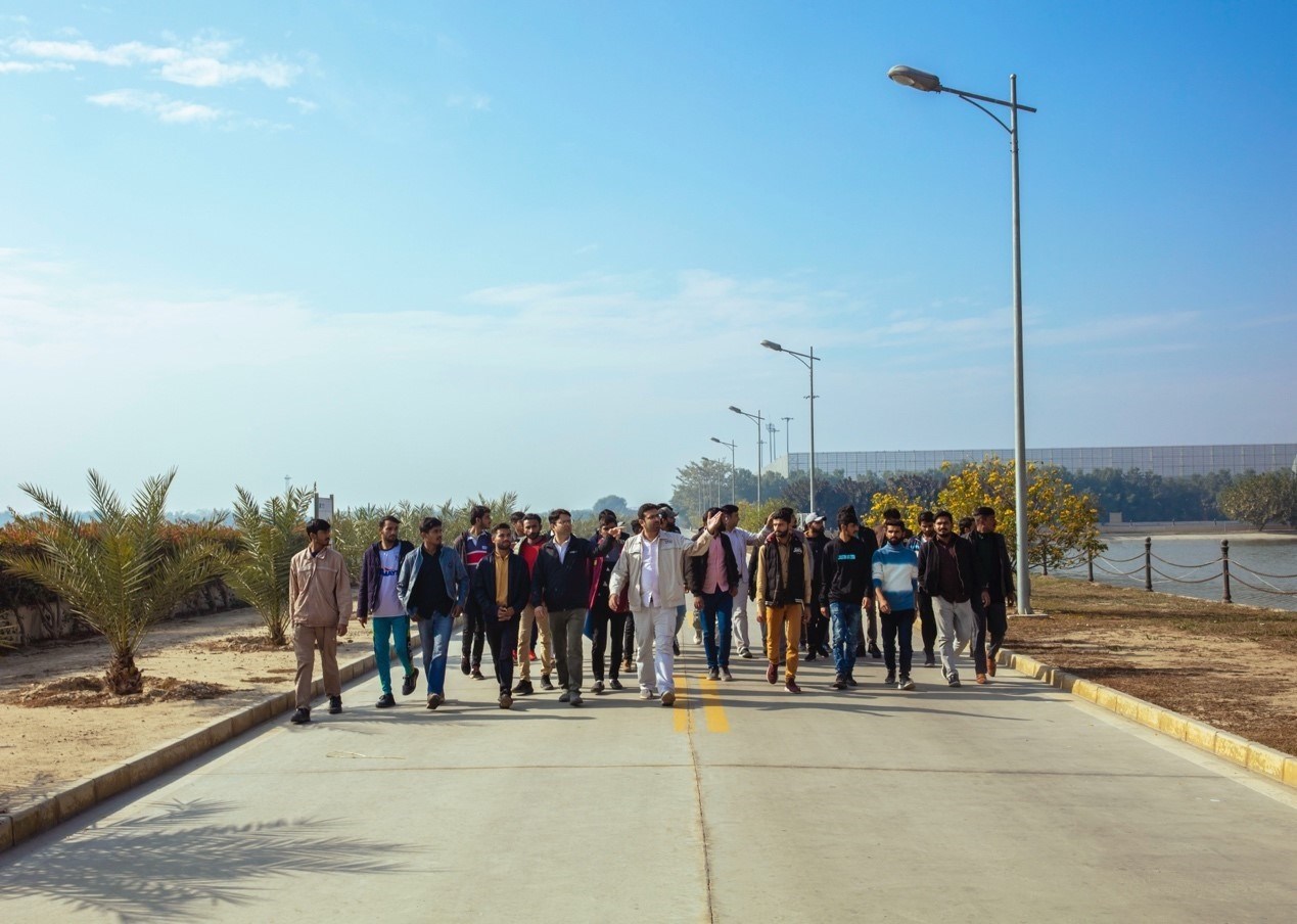 職業(yè)技校學(xué)員參觀中巴經(jīng)濟(jì)走廊薩希瓦爾電站。中國(guó)華能薩希瓦爾電站 供圖