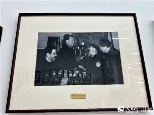 萬徒勒里（左一）與艾青、蕭三、齊白石的老照片。人民網記者 周雨攝