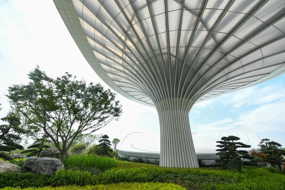 這是2024年4月22日拍攝的成都世園會(huì)主會(huì)場入口處的“芙蓉花”底部，它兼具收集雨水、循環(huán)利用的功能。新華社記者 王曦 攝