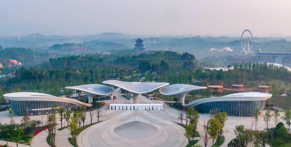 這是成都世園會(huì)主會(huì)場入口（無人機(jī)照片，2024年4月14日攝）。新華社記者 江宏景 攝